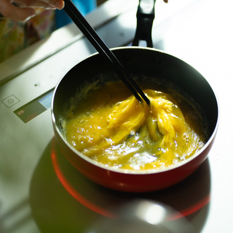 毎日の料理に使う卵をフライパンで調理する手元